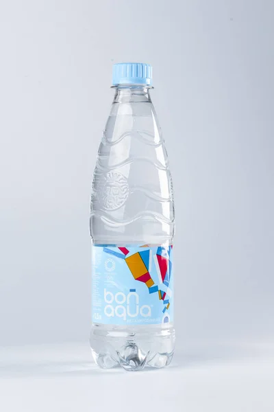 Botella Plástico Con Agua Sobre Fondo Blanco — Foto de Stock