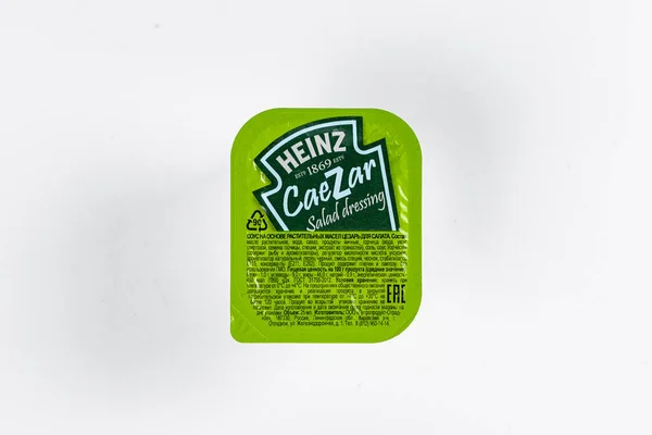 Heinz Grüne Sauce Päckchen Auf Weißem Hintergrund — Stockfoto