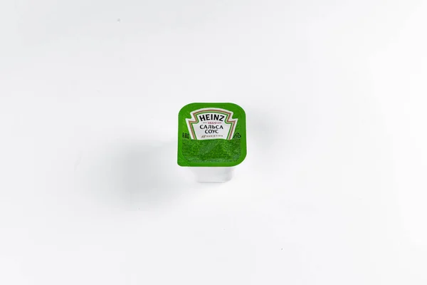 Heinz Salsa Verde Pequeño Paquete Sobre Fondo Blanco — Foto de Stock