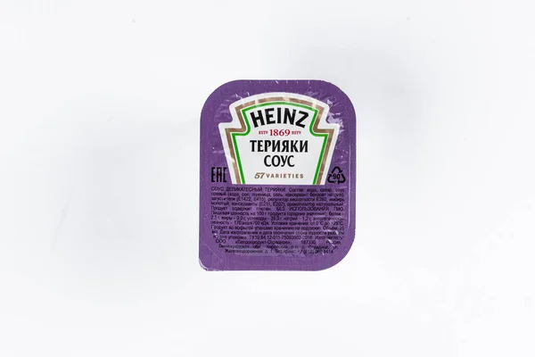Heinz Lila Sauce Päckchen Auf Weißem Hintergrund — Stockfoto