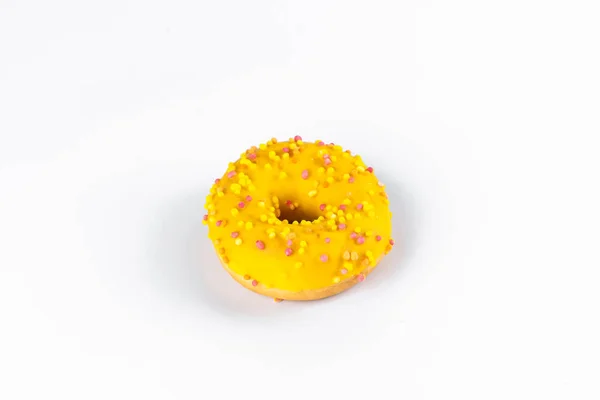 Donut Mit Streusel Auf Weißem Hintergrund — Stockfoto