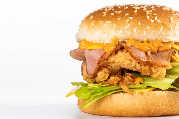 Вкусный Сэндвич Курицей Овощами Белом Фоне — стоковое фото