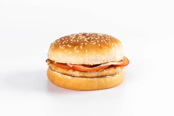 白を背景にハンバーガー — ストック写真