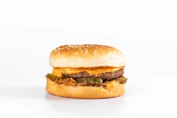 白を背景にハンバーガー — ストック写真