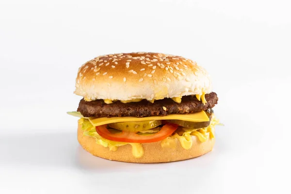 Smakelijke Hamburger Witte Achtergrond — Stockfoto