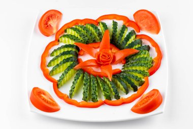 Sebzeli tabak ve beyaz arka planda salata.