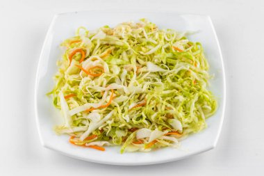 Kızarmış erişteyi sebzelerle karıştır ve kasede otlar olsun.