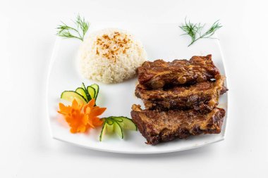 Pirinç ve sebzeli domuz pirzolası.