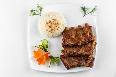 Pirinç ve sebzeli ızgara domuz eti.