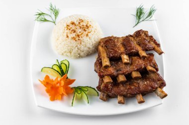 Pirinç ve sebzeli domuz pirzolası.