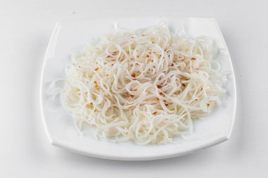 Beyaz tabakta beyaz makarna.