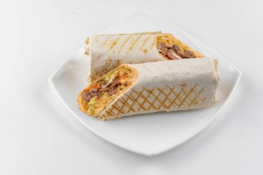 Jambonlu shawarma ve beyaz tabakta peynir. 