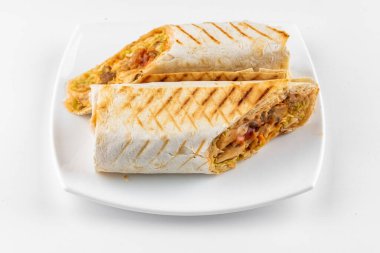 Beyaz tabakta tavuk ve sebzeli shawarma. 