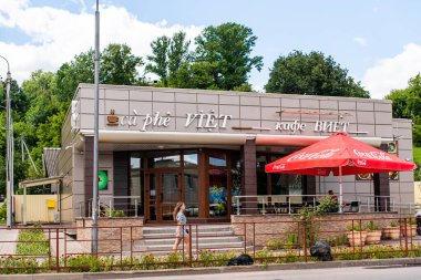 Şehirdeki bir sokak kafesinin dış tasarımı.