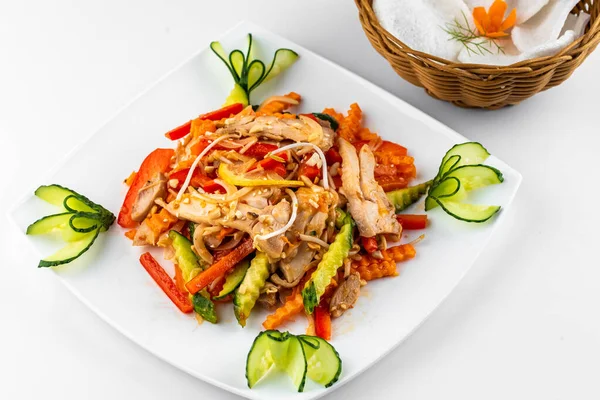 Gebratenes Huhn Mit Gemüse Und Salat Auf Weißem Teller — Stockfoto