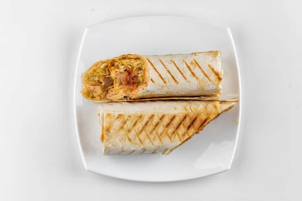 Beyaz Tabakta Tavuk Sebzeli Shawarma — Stok fotoğraf