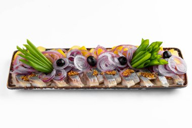 Elmalı ringa ve tatlı soğan halkaları, yeşillik ve ahşap tabakta marul.