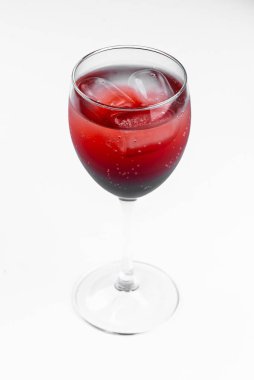 Beyaz masa arkasında kırmızı şarap ve alkollü kokteyl.