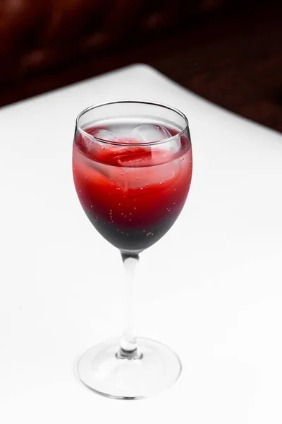 Beyaz Masa Arkasında Kırmızı Şarap Alkollü Kokteyl — Stok fotoğraf