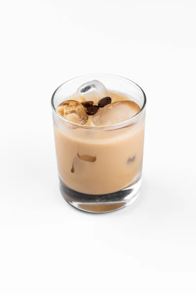 Beyaz Masa Arkasında Bir Bardak Sütlü Kahve Alkollü Kokteyl — Stok fotoğraf