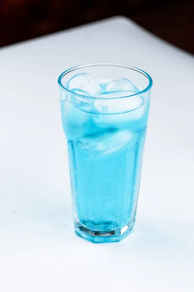Szklanka Niebieskiego Koktajlu Alkoholowego Białym Tle Stołu — Zdjęcie stockowe
