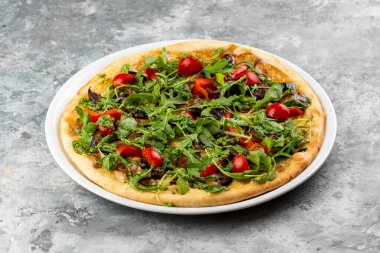  Mantarlı pizza ve sebzeli gri mermer masa üstü malzemeli.