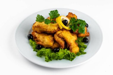 Limon dilimli tavuk nugget ve ahşap masada zeytin.