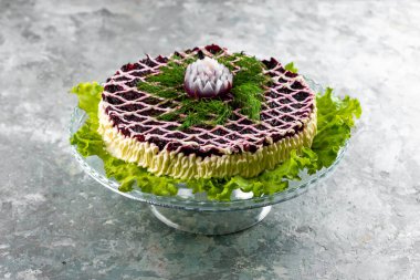 Lezzetli soslu ringa salatası.