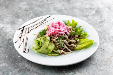 Tabakta sunulan sebze ve mantarlı sağlıklı salata manzarasını kapat.