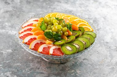 Nane yapraklı meyve dilimlerinin şenlikli besin bileşimi. 