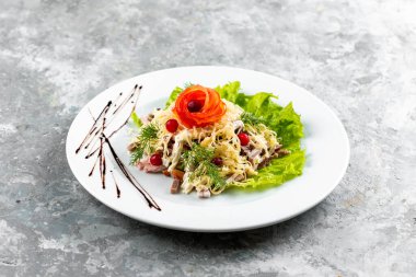 Tavuk, sebze ve peynirli salata.