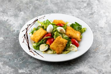 Sebzeli Cezar salatası ve beyaz tabakta et