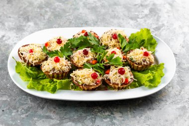 Kanepe dilimleri, ızgara füme yılan balığı, otlar ve beyaz tabakta sos.