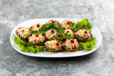 Kanepe dilimleri, ızgara füme yılan balığı, otlar ve beyaz tabakta sos.