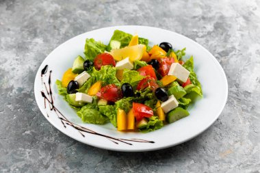 Beyaz tabakta taze Yunan salatası