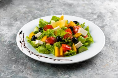 Beyaz tabakta taze Yunan salatası