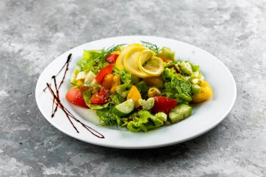 Beyaz tabakta taze Yunan salatası