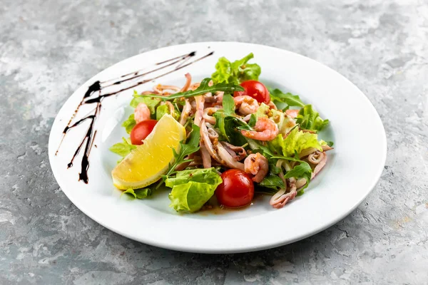 Salada Com Legumes Frutos Mar Placa Branca Isolada Sobre Fundo — Fotografia de Stock