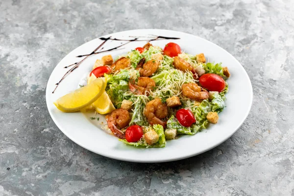 Salada Cezar Com Verduras Verdes Camarões Fundo Placa Branca — Fotografia de Stock