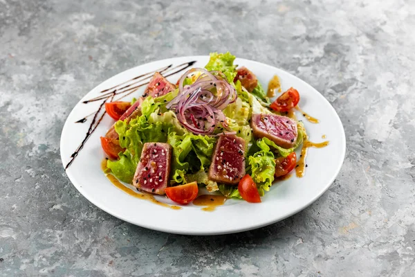 Green Red Salad Tuna Slices Salmon Tomatoes Gray Table Background — Stock Photo, Image