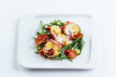 Kurutulmuş domates ve peynirli tavuk filetosu.