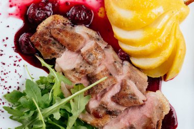 Meyve soslu beyaz tabak, yakın plan.