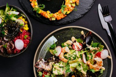 Karides ve midyeli sebze salataları, yakın plan.