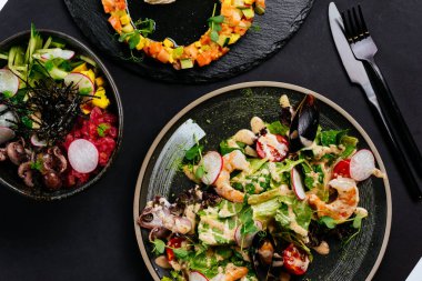 Karides ve midyeli sebze salataları, yakın plan.