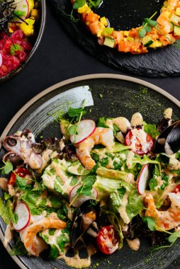 Karides ve midyeli sebze salataları, yakın plan.