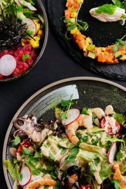 Karides ve midyeli sebze salataları, yakın plan.