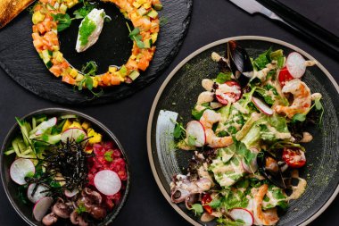 Karides ve midyeli sebze salataları, yakın plan.