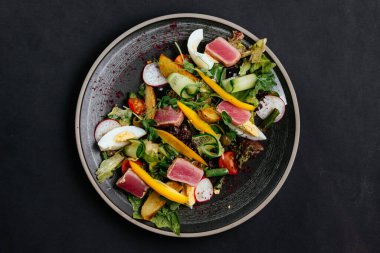 Sebze salatası, et ve haşlanmış yumurta.