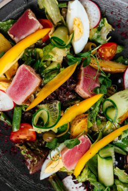 Sebze salatası, et ve haşlanmış yumurta.