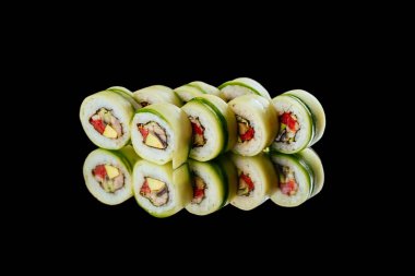 Salatalık ve krem peynirli suşi ruloları.